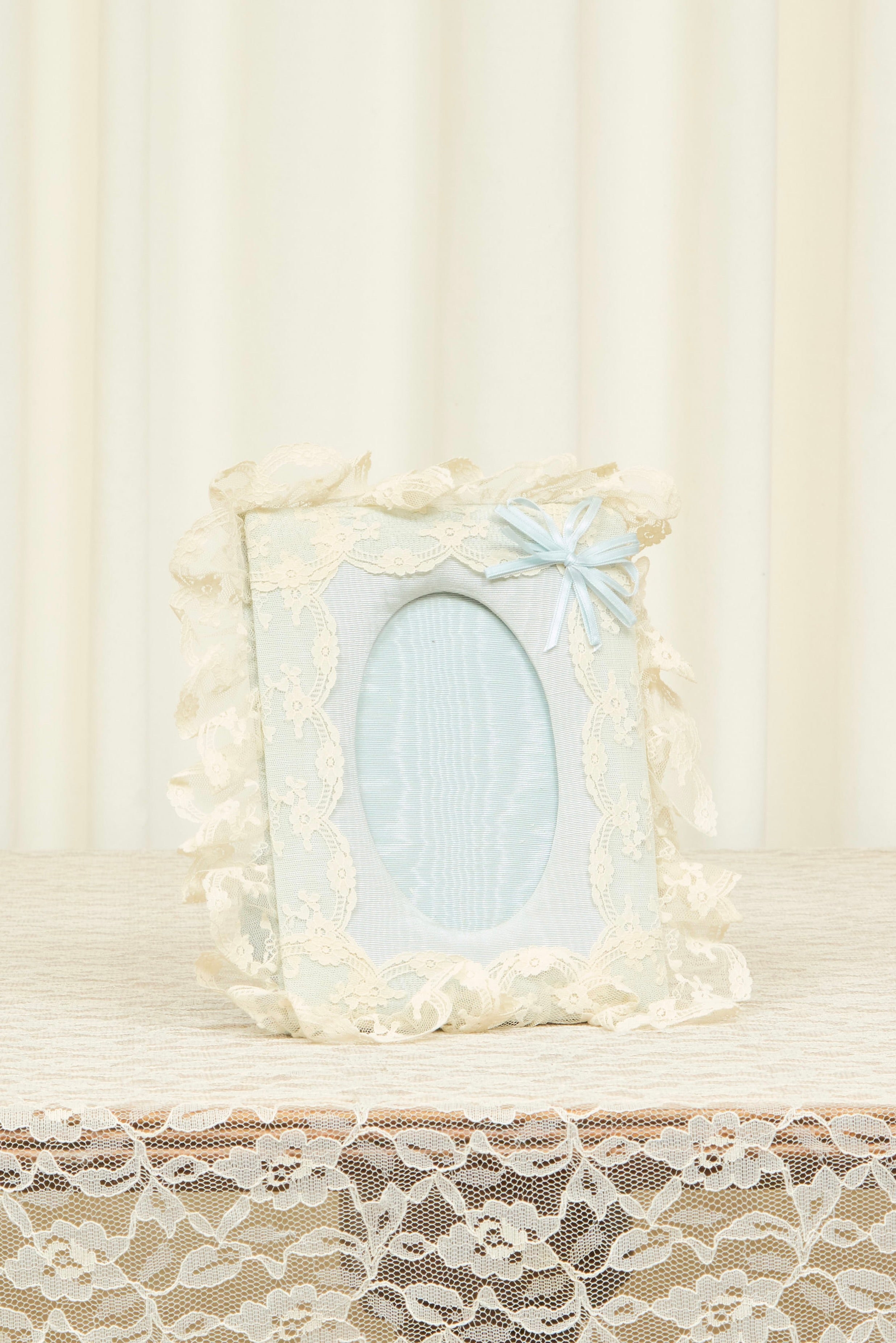 Vintage Lace Bow Frame